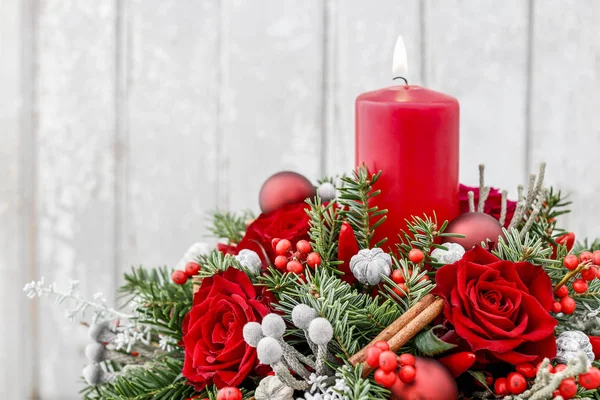 Kerstdecoratie met kaars, rode rozen, spar, brunia en cin — Stockfoto