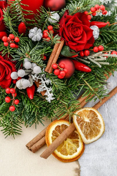 キャンドル、赤いバラ、モミ、brunia と cin クリスマス装飾 — ストック写真