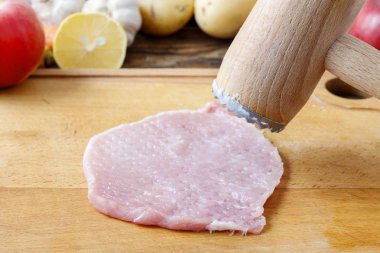 et çekiç ve dövülmüş parça Dana eti kesme tahtası üzerinde