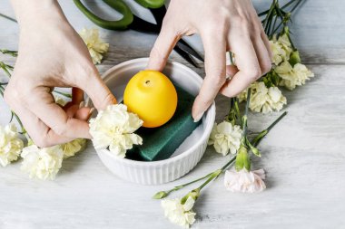 Nasıl Paskalya karanfil çiçek çiçek aranjmanı yapmak ve