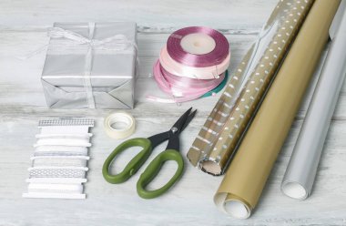 Nasıl sarın ve Noel hediye öğretici süslemeleri.