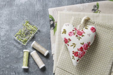 Renkli kumaş tarafından yapılan kalp