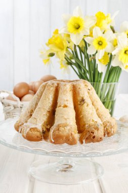 Geleneksel Paskalya kek ve Nergis buket