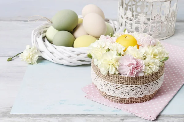 Easter floral arrangement with pink and yellow carnations. — Stock Photo, Image