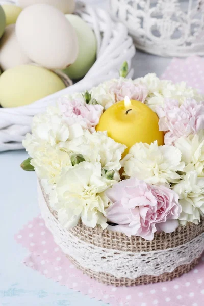 Osterfloristik mit rosa und gelben Nelken. — Stockfoto