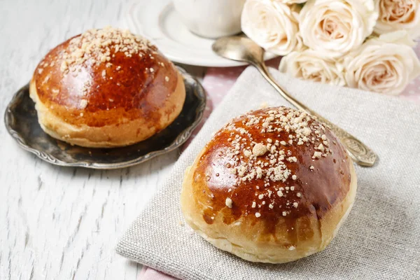 Lezzetli kahvaltı: tatlı ev yapımı çörekler — Stok fotoğraf