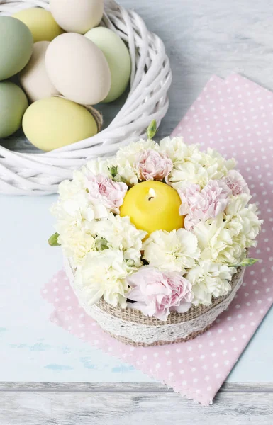 Pasqua composizione floreale con garofani rosa e gialli . — Foto Stock