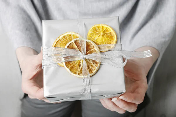 Vrouw met kerst gift ingericht met gedroogde peren. — Stockfoto