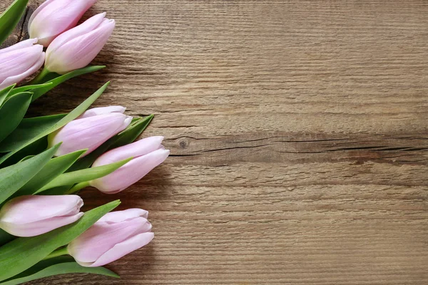 Hermosos tulipanes rosados sobre fondo de madera —  Fotos de Stock