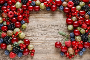 Ahşap arka plan üzerinde lezzetli meyve