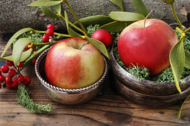 Noel dekor mum, elma, gingerbread çerezleri ve MIS