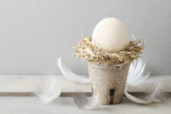 Decoración sencilla de Pascua con huevo y corona de heno . —  Fotos de Stock
