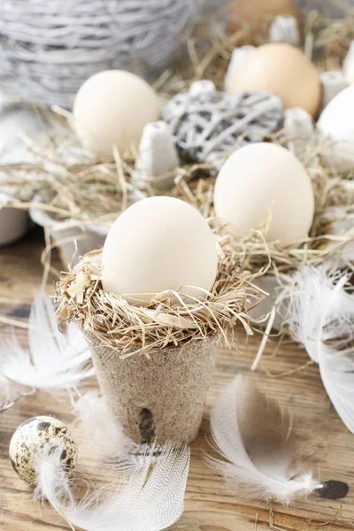 Simple easter decoration with egg and hay wreath. — Stock Photo, Image