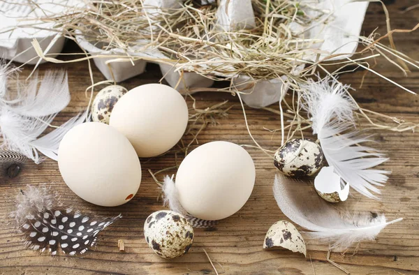Decoración sencilla de Pascua con huevo y corona de heno . —  Fotos de Stock