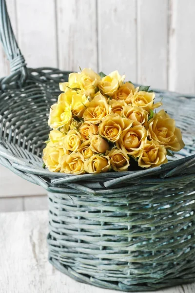 Gelbe Rosen im Korb — Stockfoto