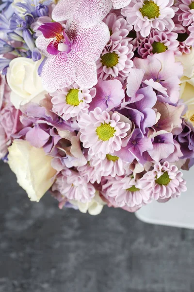 Härlig bukett rosa orkidéer, krysantemum och hortensias — Stockfoto