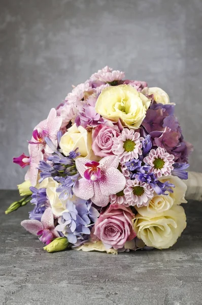 Schöner Strauß aus rosa Orchideen, Chrysanthemen und Hortensien — Stockfoto