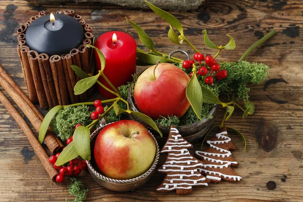 Décor de Noël avec bougie, pommes, biscuits au pain d'épice et mis — Photo