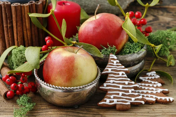 Kerst decor met kaars, appels, peperkoek koekjes en mis — Stockfoto