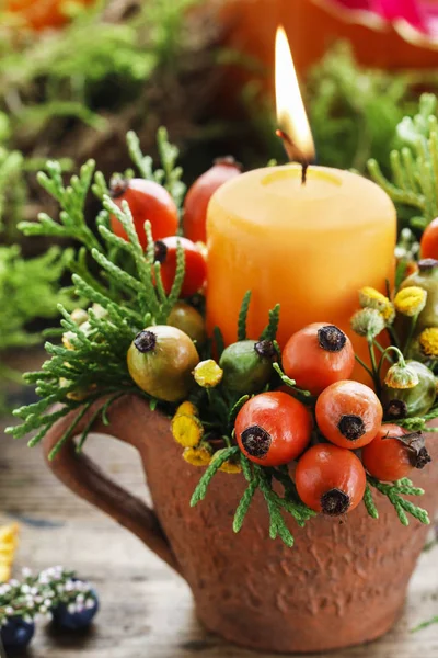 Hermosa decoración con velas y plantas de otoño —  Fotos de Stock
