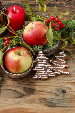 Kırmızı elma, yosun ve ökseotu ile Noel dekor çırpı. Festival dekor