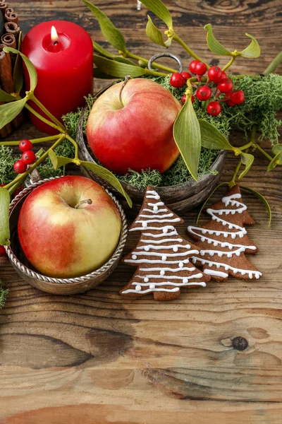 Kerst Decor Met Rode Appels Moss Maretak Twijgen Feestelijke Inrichting — Stockfoto