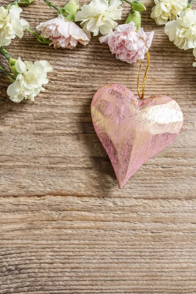 Hearts and carnation flowers on wood — Stock Photo, Image