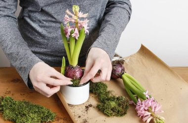 Bahar çiçekleri ile çalışan kadın