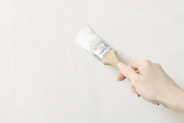 Mujer pintando la pared —  Fotos de Stock