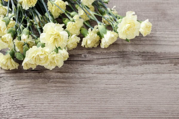 Carnation bloemen op hout — Stockfoto