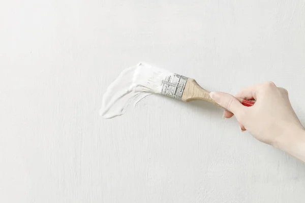 Mulher pintando a parede — Fotografia de Stock