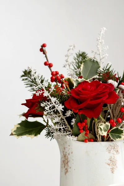 Dekoration mit roten Rosen, Tanne, Brunia und Stechpalme. — Stockfoto