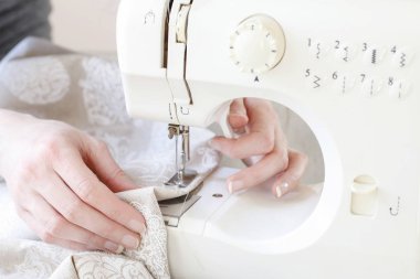 moeder dochter gebruik naaimachine kijken