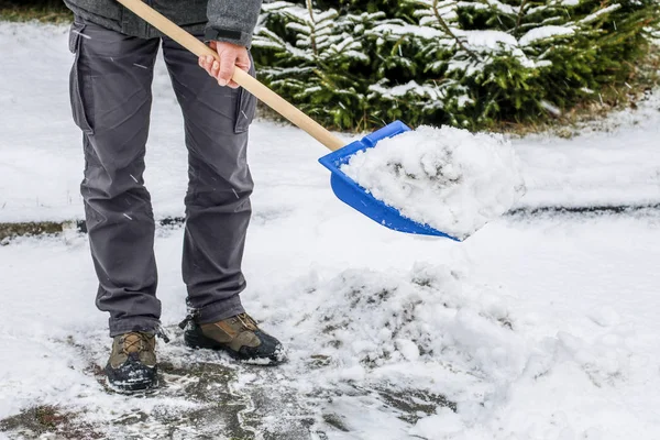 Man removing snow from the sidewalk after snowstorm — Stock Photo, Image