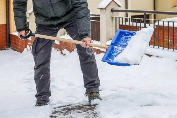 Hombre quitando nieve de la acera después de la tormenta de nieve —  Fotos de Stock