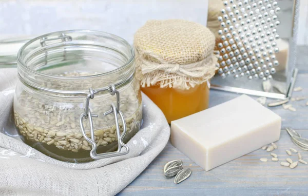 Pot de graines de tournesol, miel et barre de savon fait main — Photo