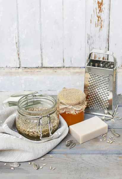 Pot de graines de tournesol, miel et barre de savon fait main — Photo