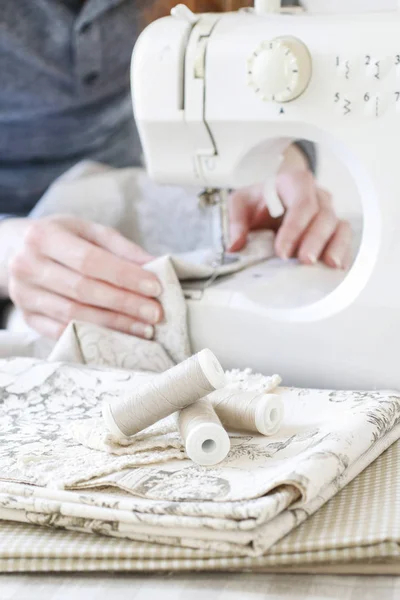 Woman using sewing machine — Stock Photo, Image