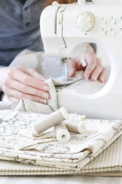 Mujer usando máquina de coser — Foto de Stock