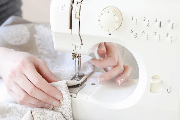 Женщина с помощью швейной машины — стоковое фото