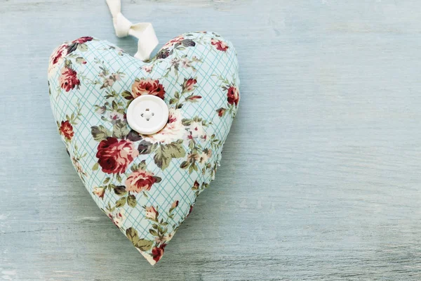 Corazón de tela sobre fondo azul —  Fotos de Stock