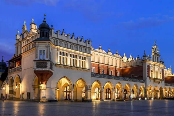 KRAKOW, POLONIA - 17 APRILE 2016: Sukiennice al Mercato Principale S — Foto Stock