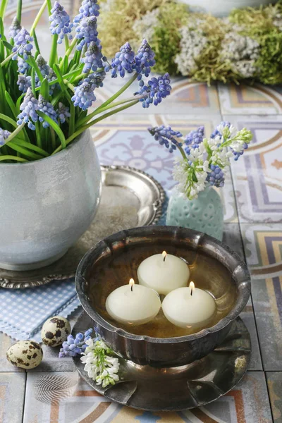 Boeket van muscari bloemen (druif hyacint) en kom met water — Stockfoto