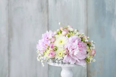 Pembe peonies, küçük gül, krizantem çiçek aranjmanı