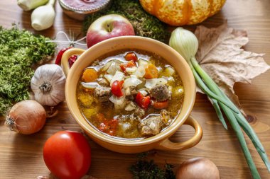 Taze sebze ve et ile gulaş çorbası