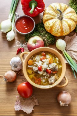 Taze sebze ve et ile gulaş çorbası