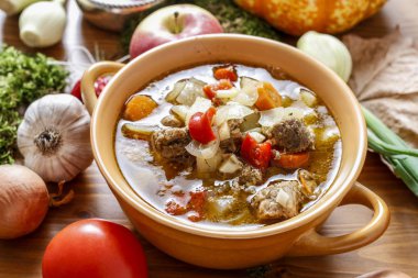 Taze sebze ve et ile gulaş çorbası