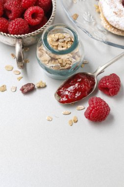 Kaşığı tatlı jöle, müsli ve ham ahududu kavanoz.