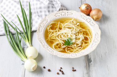 Erişte çorbası et suyu