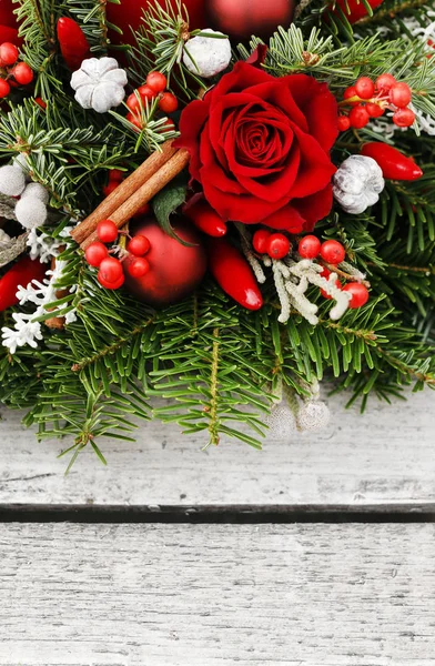 Decoración navideña con rosas rojas, abeto, brunia y canela — Foto de Stock